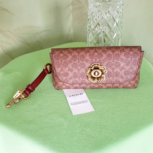 COACH SUNGLASS CASE BAG CHARM SIGNATURE W/TEA ROSE TURNLOCK:NWT 89408 - Picture 1 of 14